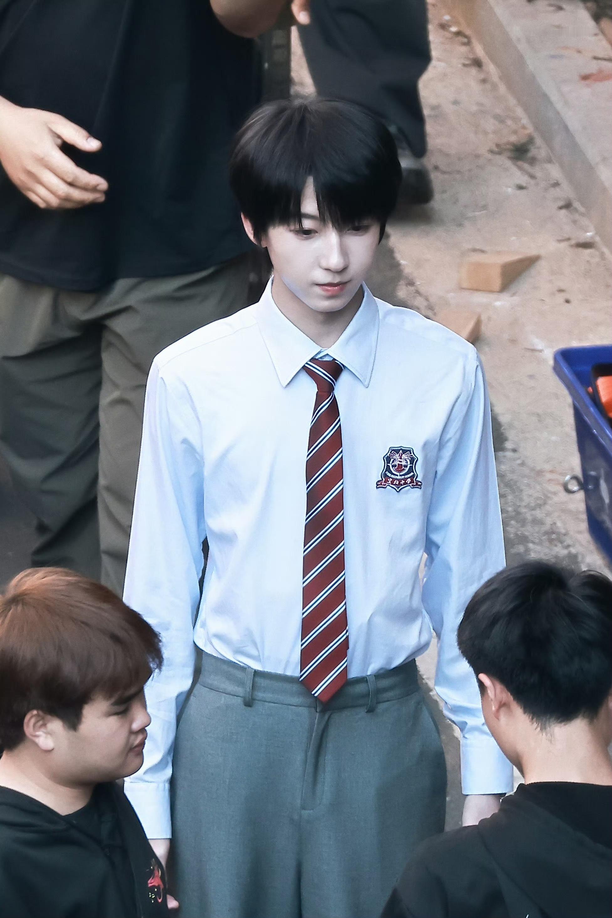 杨博文拍剧路透校服好帅好清纯 校服裹着少年气 青春刚刚好🌞 