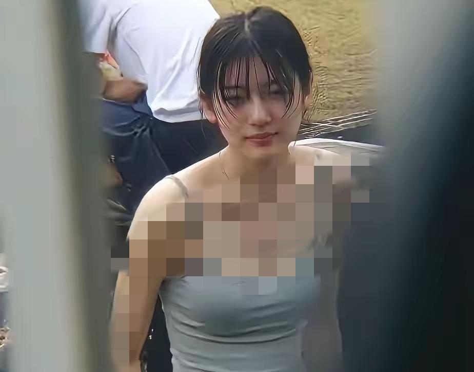 拥堵路段里的烦躁全被打破了——刚盯着前车尾灯走神，余光就瞥见隔壁车道的她，那一眼