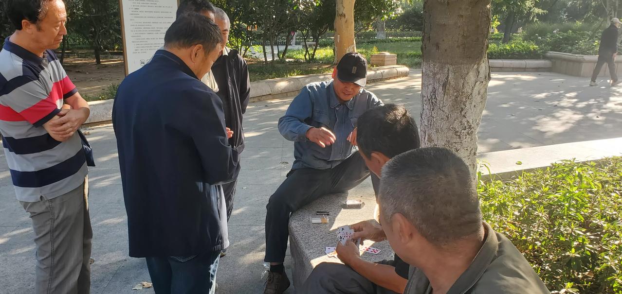 照老青岛人的话说，就是：这是一个永远也无法取缔的“老汉子市”。事实也确实是这样，