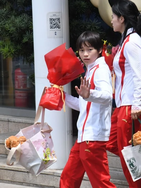 全红婵访港手袋亮了！乌龟不离身曾带火公仔