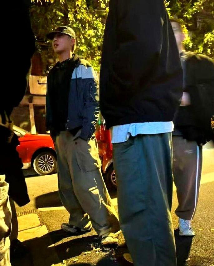 最近瓜来得突然！韩国影帝刘亚仁居然现身上海某同志酒吧了？这消息一出，评论区直接炸