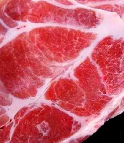 今天买猪肉的时候，让卖肉的摊主给我上了一课，使我真正的了解了梅花肉的营养与价值。