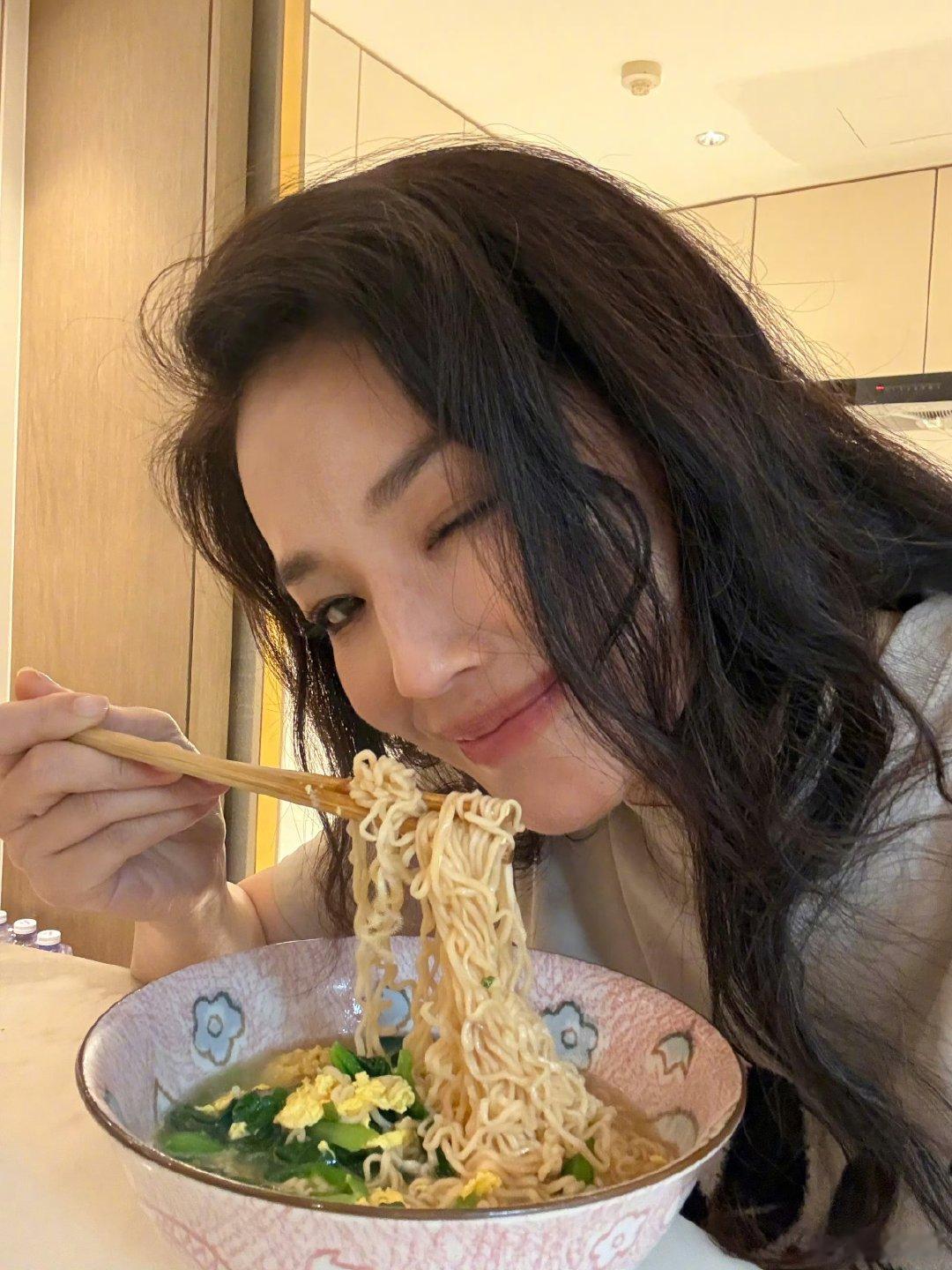 50岁舒淇生日状态舒淇50岁生日照50岁舒淇生日状态，重新定义了五十岁。不是衰老