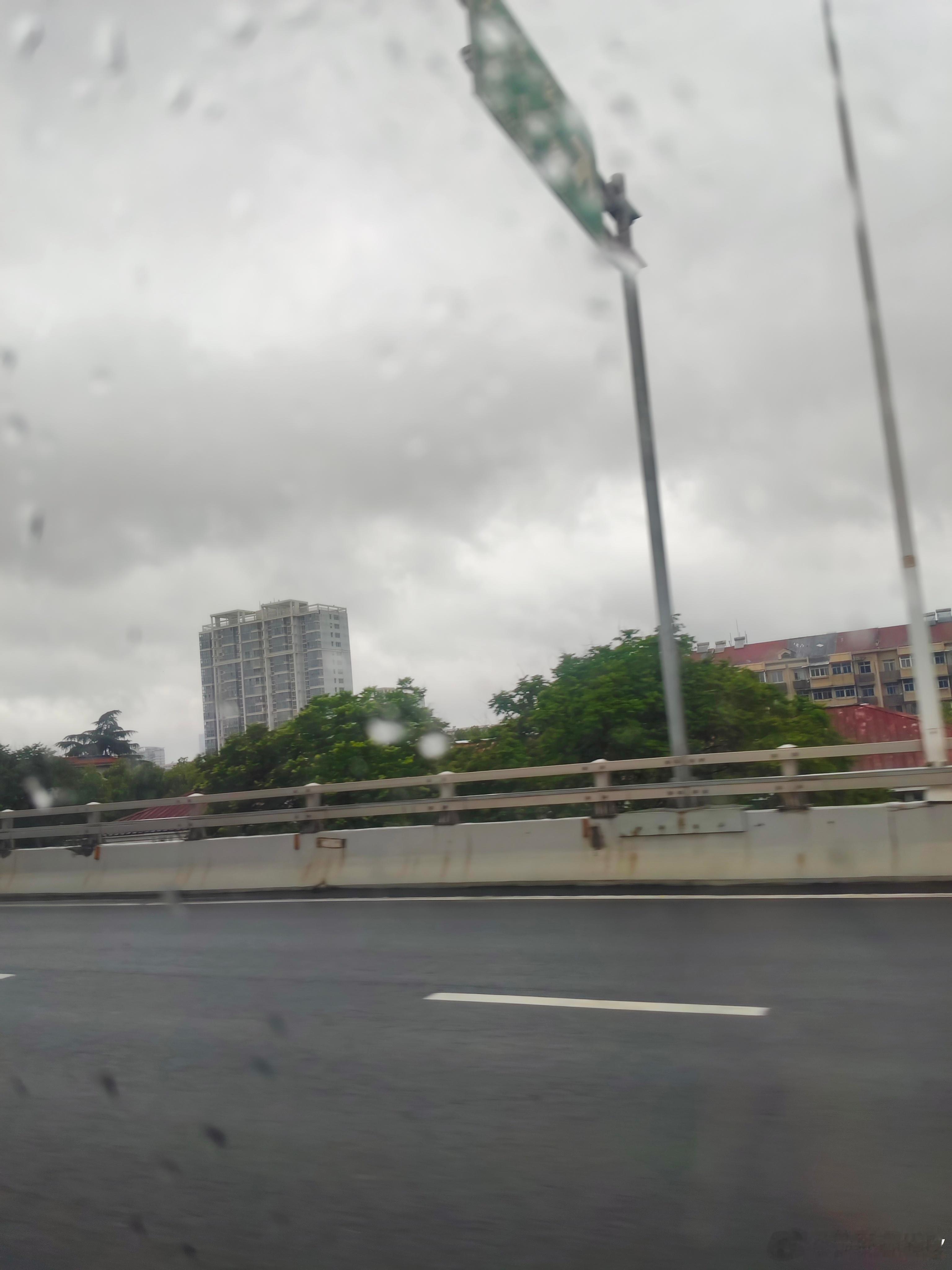 下雨天适合不出门 