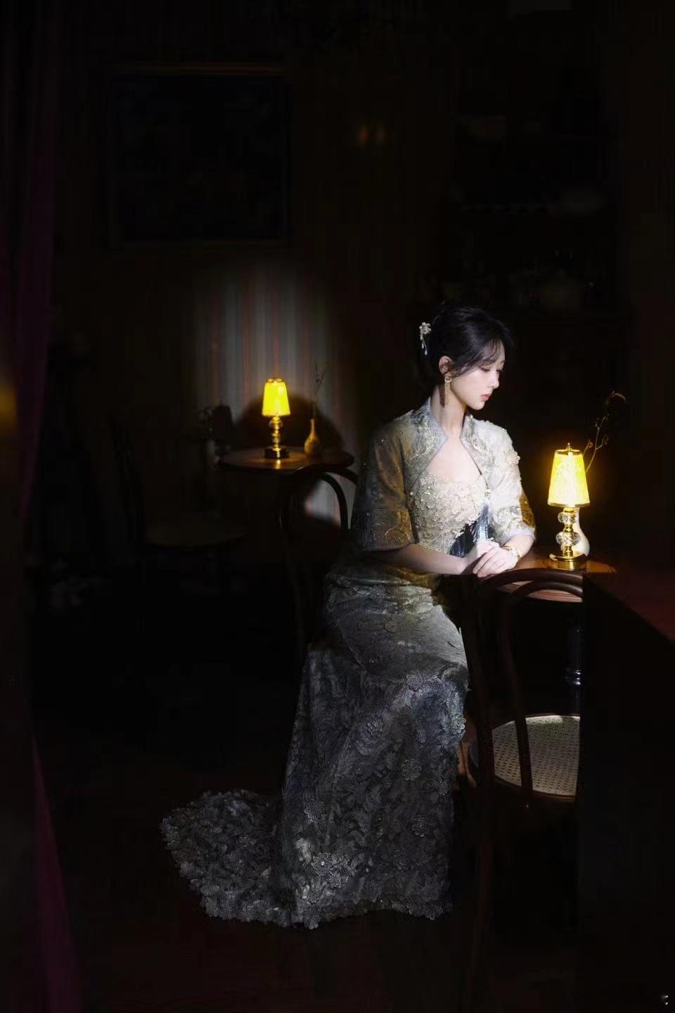#杨紫穿秀禾#杨紫流苏披肩，仿佛民国大小姐即将出嫁，金色的新中式让杨紫如同一朵富