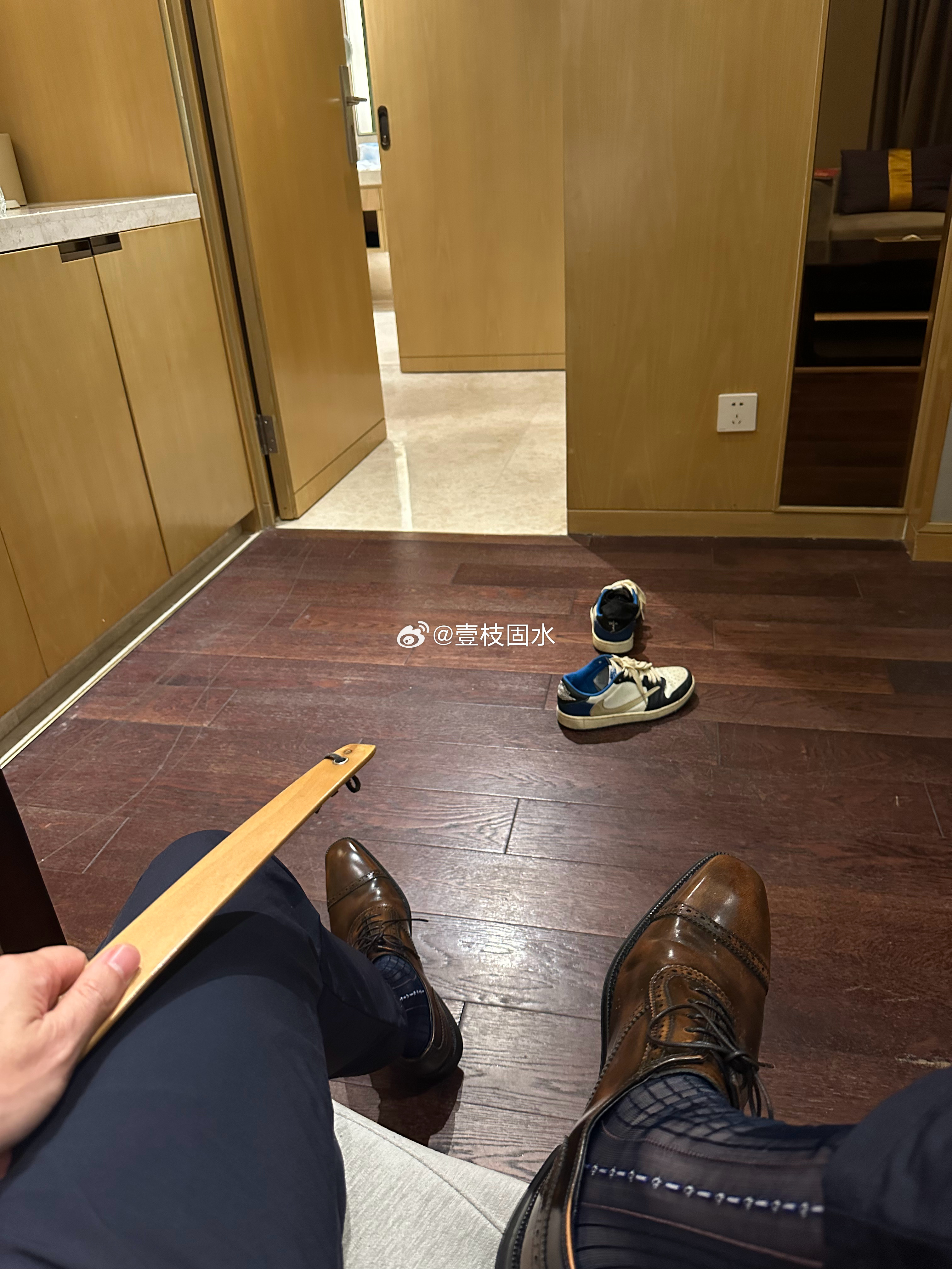 发现很多人不会上班我就是啊。真不会上班了。两个人挨着，明明就可以一句话的事，还要
