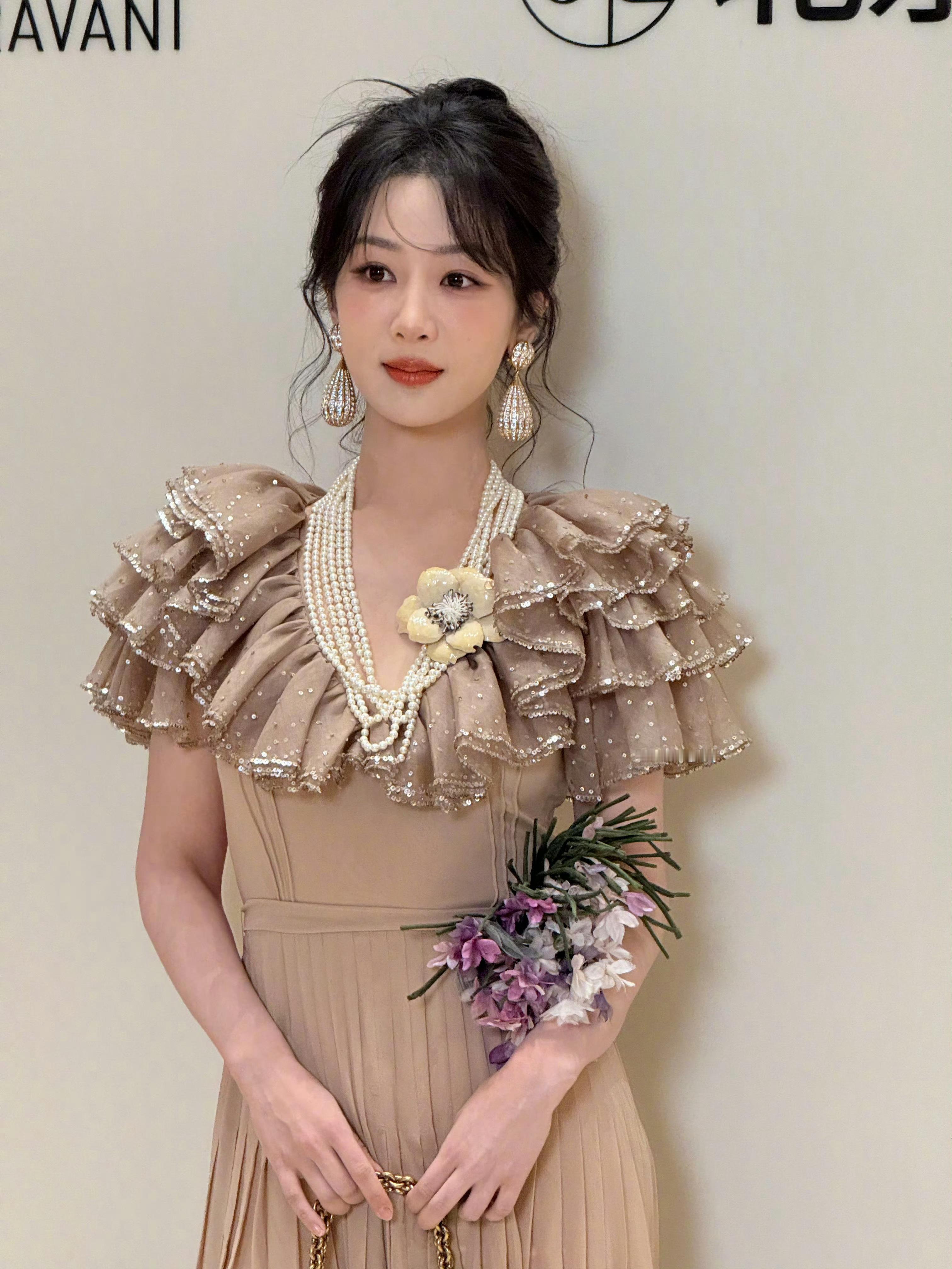 杨紫今日线下活动造型千金贵气风，尤其是闪光灯一闪真的很美[送花花] 