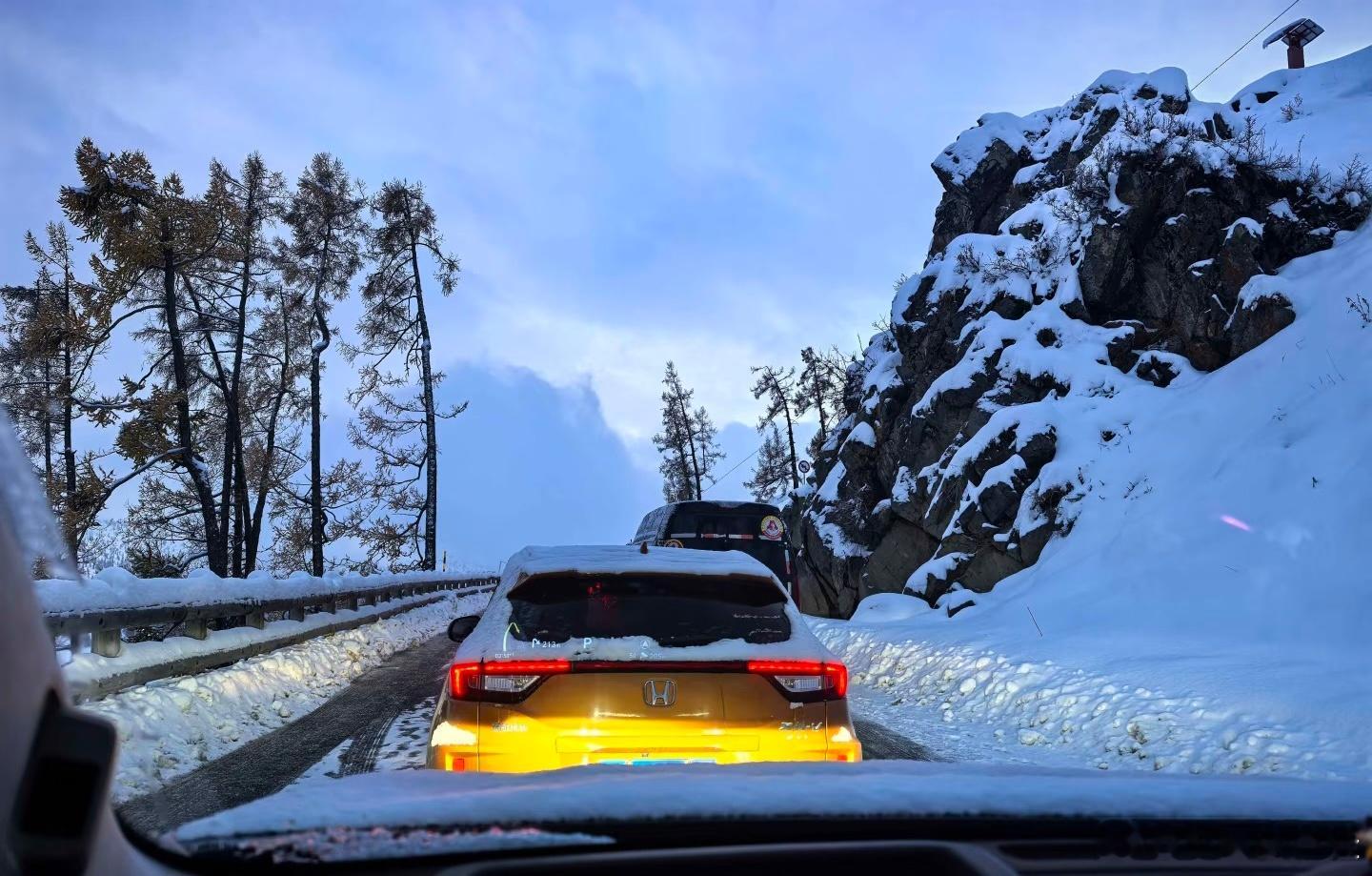 今天北京迎来了第一场雪，雪来了，请驾驶者注意交通安全，尤其是喜欢使用智能驾驶辅助