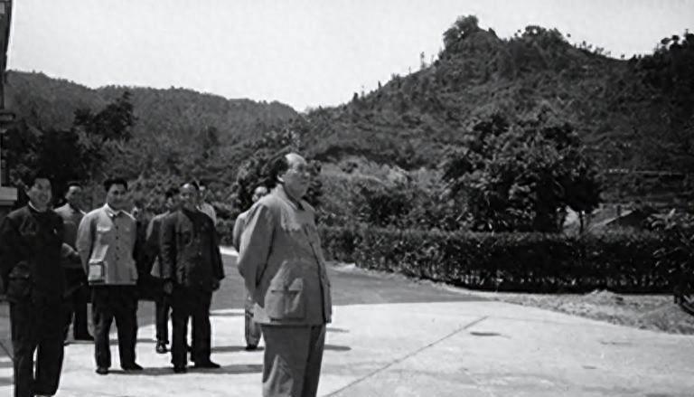 1965年汪东兴见到陈毅的老警卫后立刻向毛主席汇报，主席关切地询问：有没有遇到什