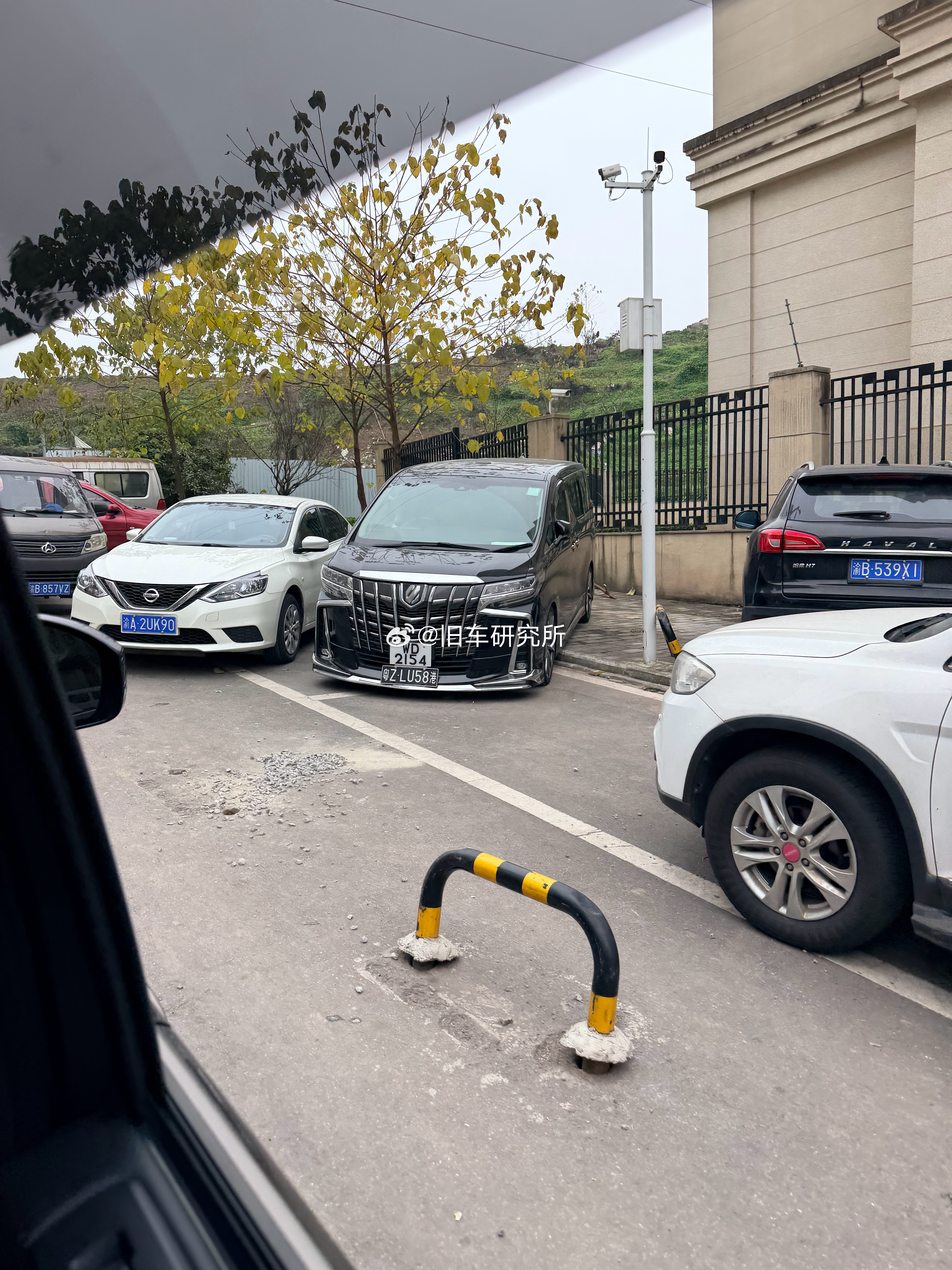 黑牌和两地牌是好看 