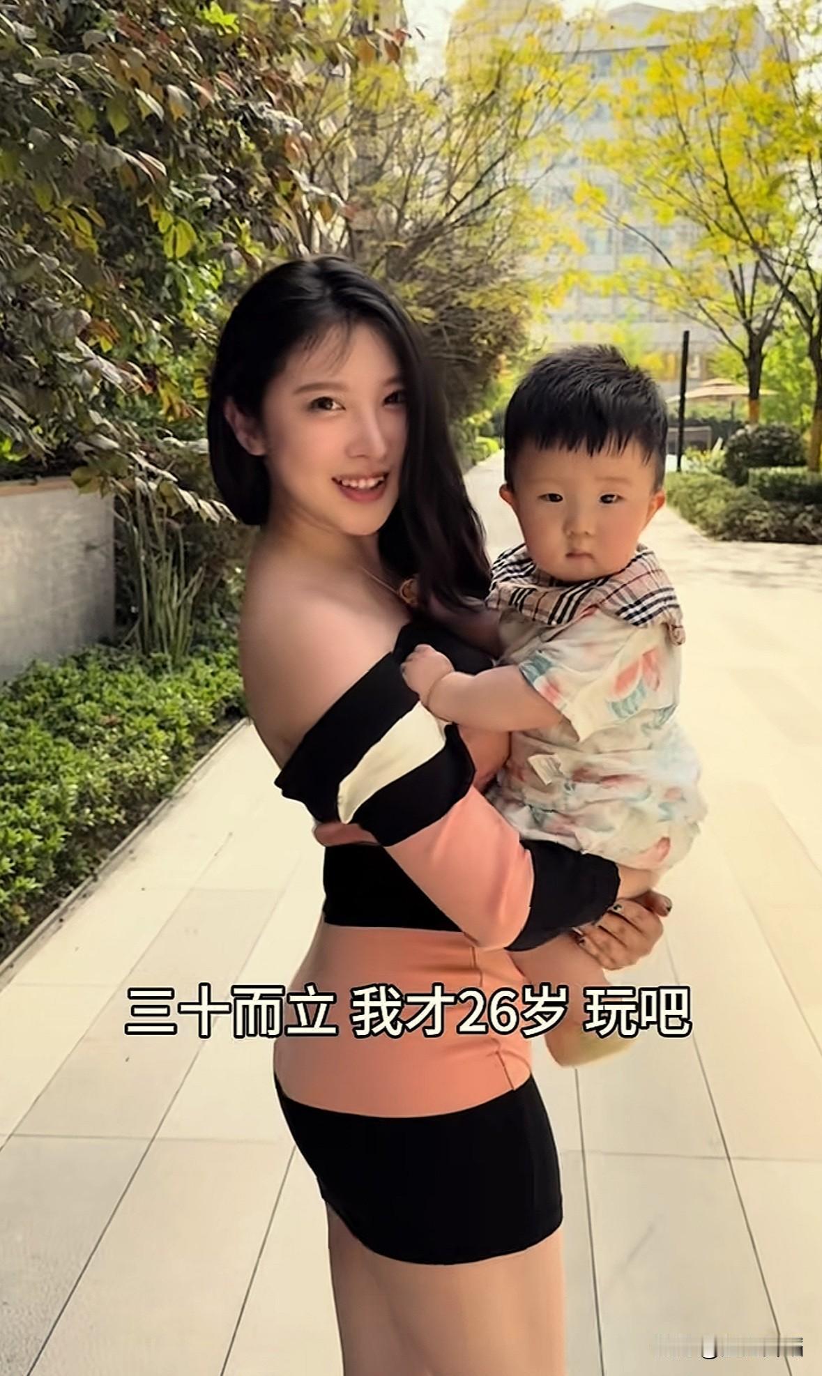 其实每个女人都会拥有最美丽的自己的那一刻，每个年龄段都有每个年龄段的美丽。

被