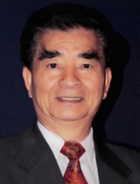简直不敢信！一位天天笑眯眯、到处捐钱做慈善的爱国侨领，居然是美国潜伏了三十多年的