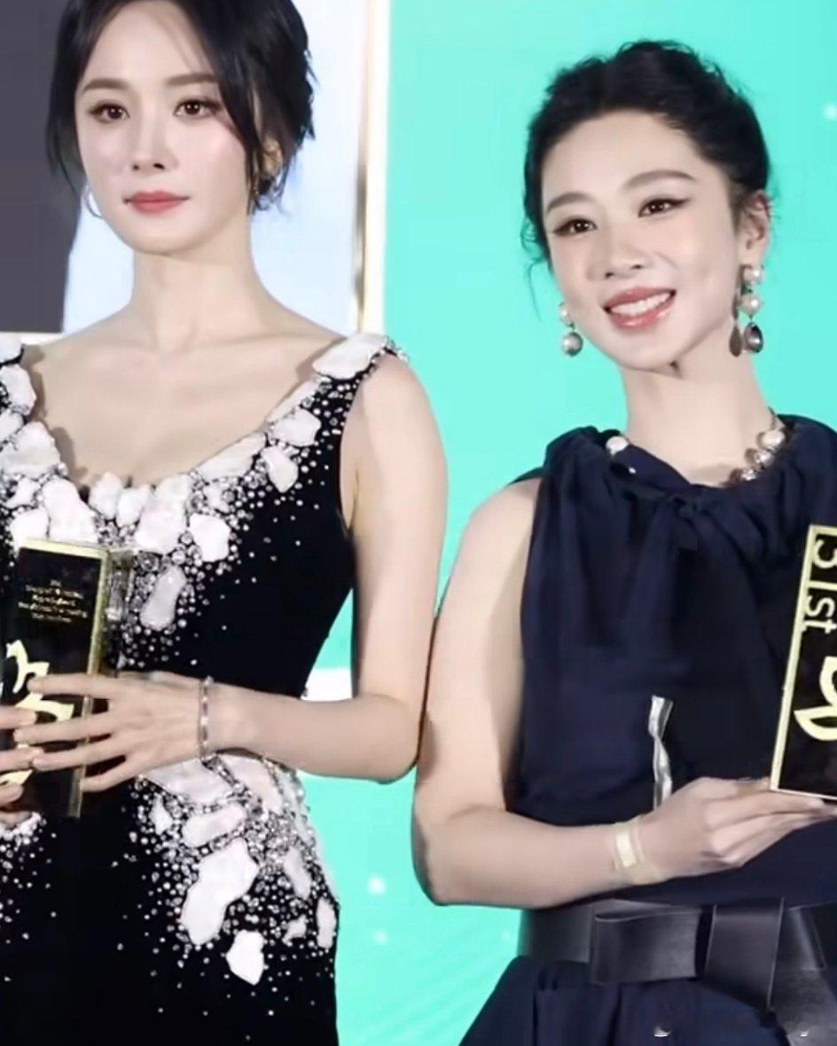 紫醉金幂是真的杨幂和杨紫好友爱明天颁奖典礼见