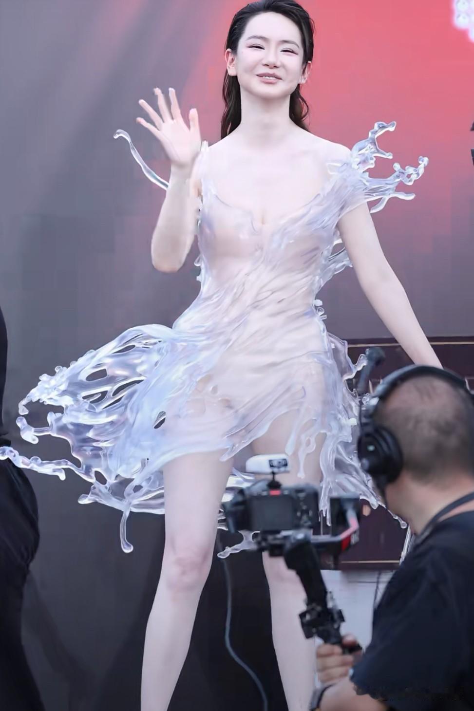 戚薇这次又赚足了眼球，竟然穿上16公斤的3D打印的裙子走红毯！

现在的设计师真