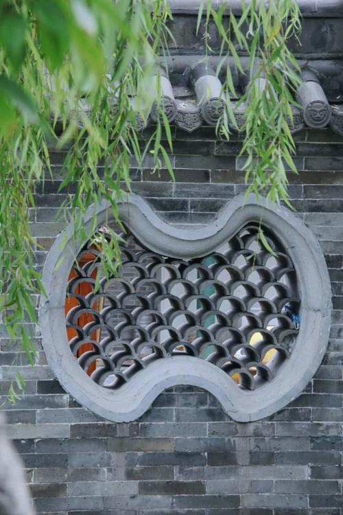 上联：篱院柴门，一庭春色关不住
下联：砖墙瓦牖，满室祥光透隙出