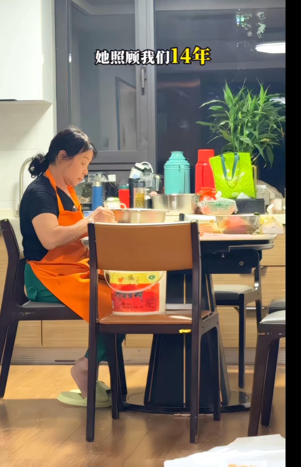女婿分享自己丈母娘日复一日照顾自己小家庭的一幕，每天重复一样的事情坚持了14年，