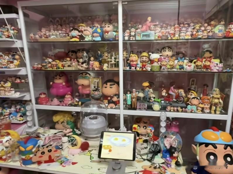 这是一位老奶奶吐槽自己24岁的孙子的房间，满屋子的“蜡笔小新”玩偶、摆件，平时也