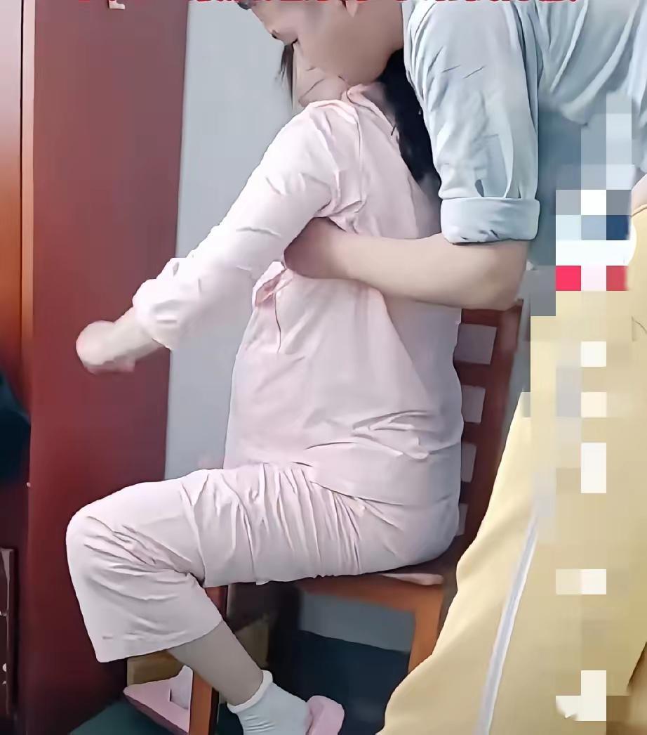 待产孕妇痛到颤抖遭丈夫嘲讽，弟弟撑腰引全网共鸣
 
医院待产室里，一名孕妇因顺产