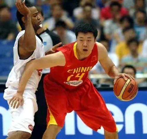 中国男篮最值得尊敬的10位球员 : 王治郅榜首，朱芳雨王仕鹏入选. 大郅对中国篮