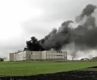 库尔斯克州布尔舍索尔达茨基区，乌克兰空军对驻扎在当地一所学校教学楼里的俄军士兵进