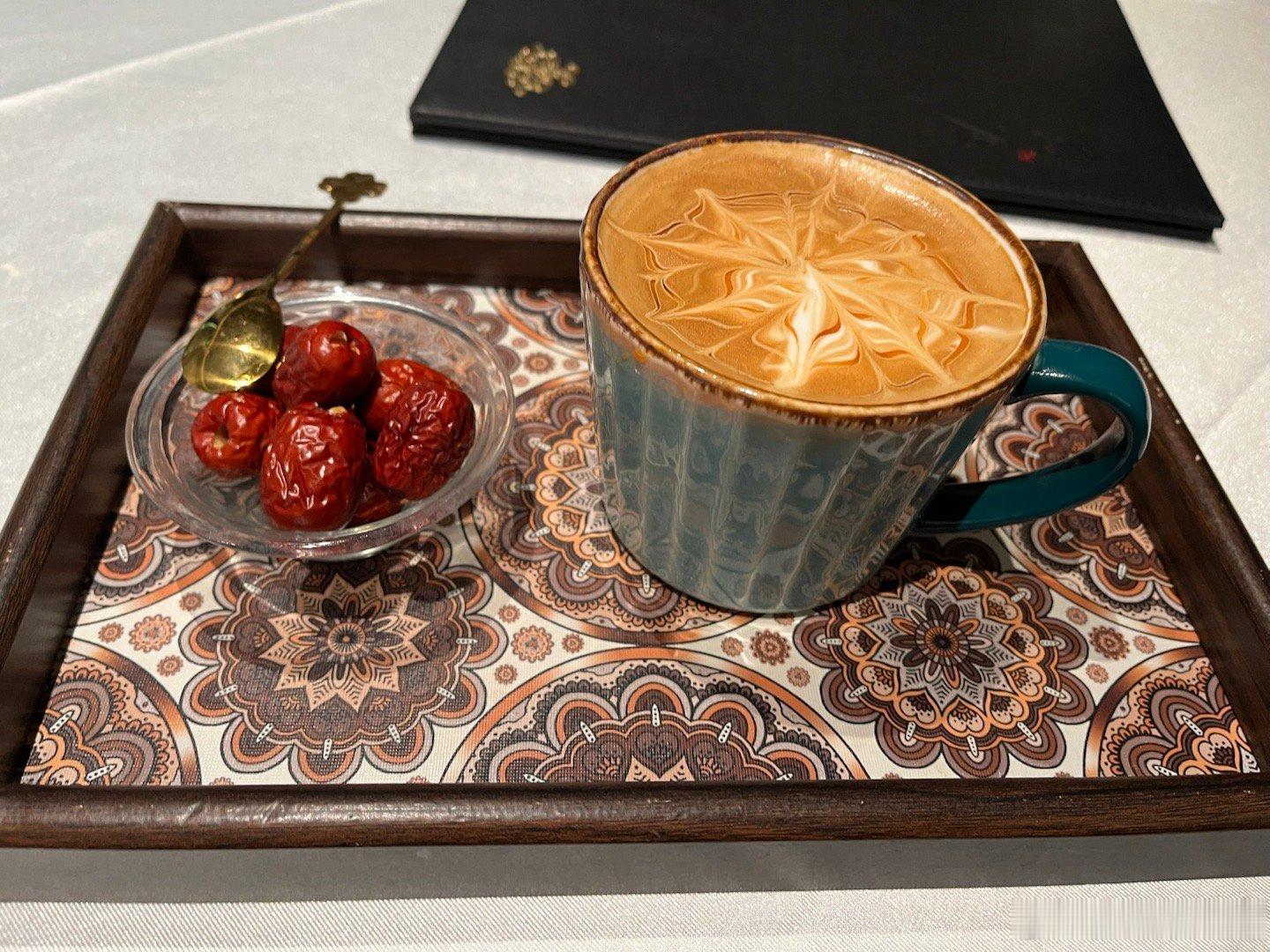 吃了一块饽饽铺的枣泥糕 ，这是新买的 ，上次的拿包我送00后徒弟了 ，没了就再买