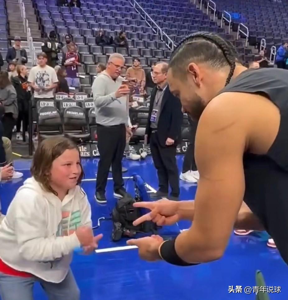 暖心一幕！这样的狄龙你见过吗？

今天迎来太阳队客场挑战活塞队的比赛。赛前热身结