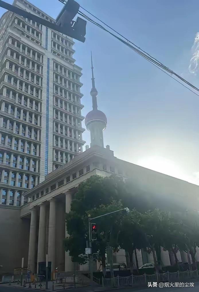 杭州那个女的够倒霉的。

去店里吃个饭，被服务员三番五次传话：“黄总请你去包厢坐