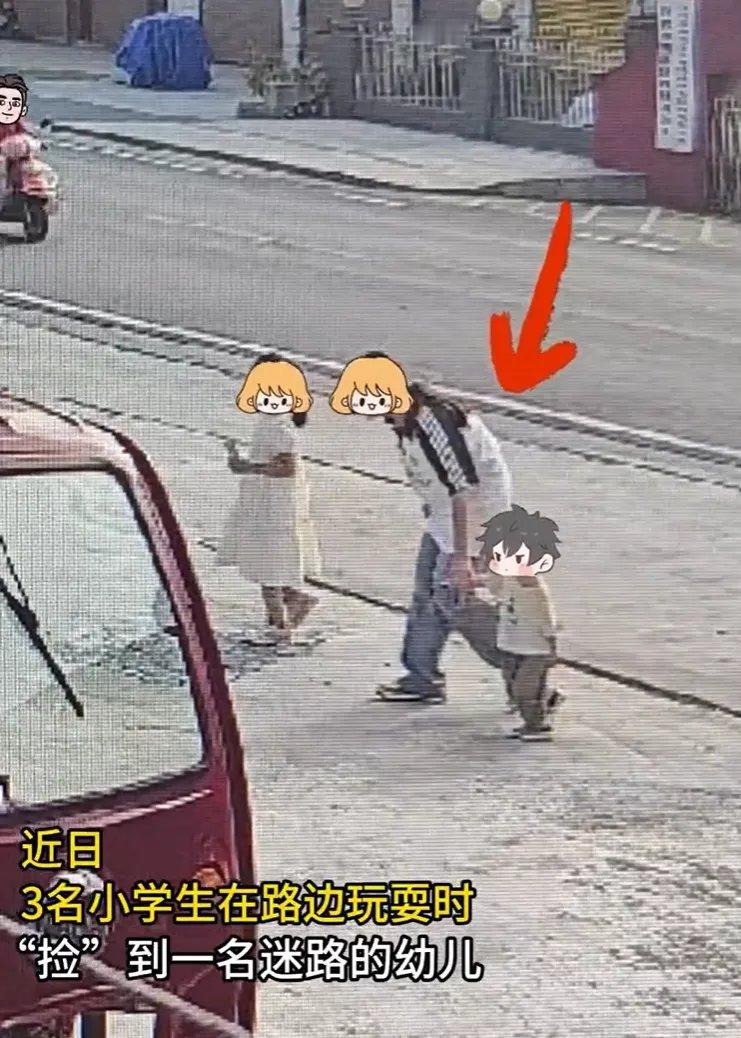 3名小学女生玩耍时发现一名2岁左右的迷路幼童。四处寻找家长无果后，她们带着幼童直