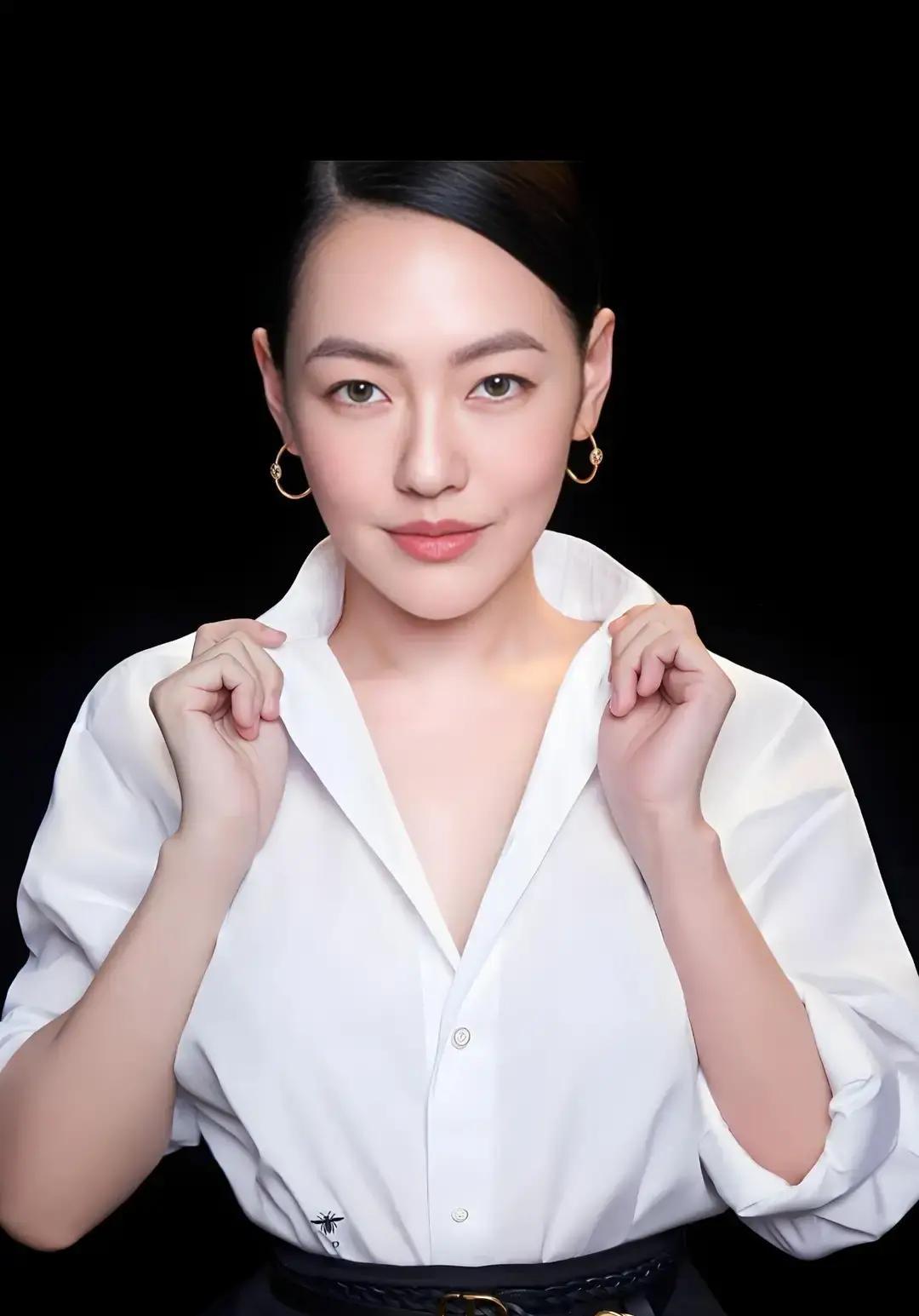 小S停工四个月后突然宣布《小姐不熙娣》复活，录影棚灯一亮，她第一句话就是“我回来