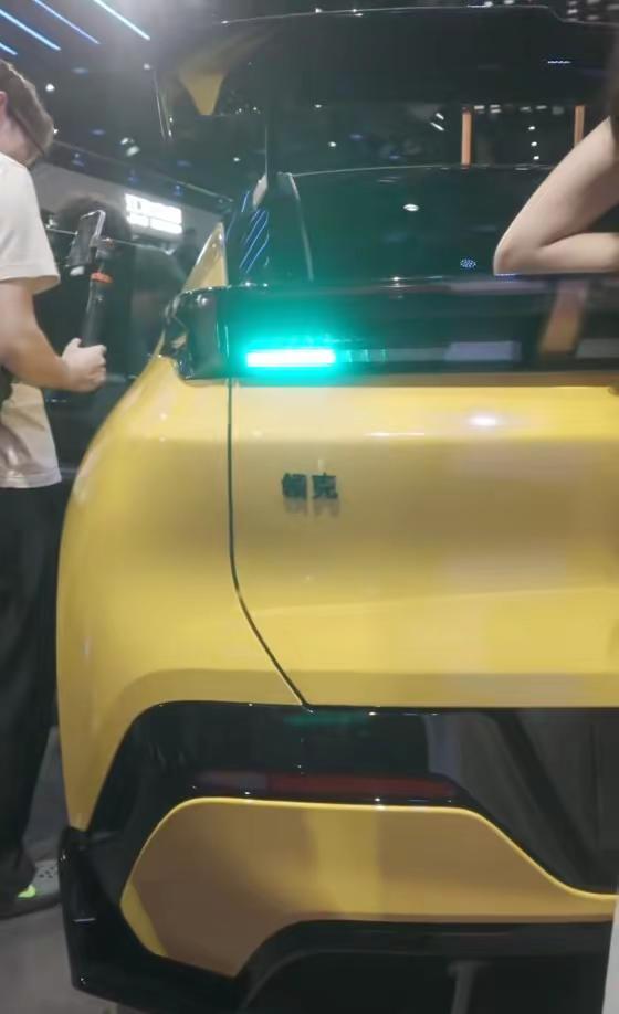 这次的成都车展简直就是领克20的主场好吧，20往那一放，其他车瞬间变背景板，大家