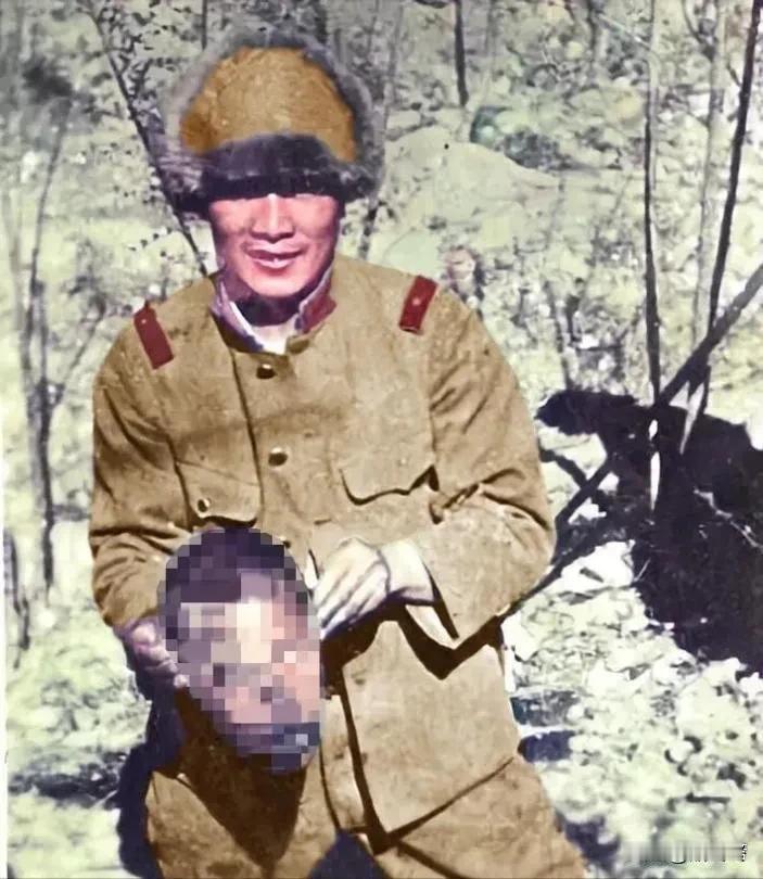 上世纪八十年代末，一张日军侵华照片的公开，让全中国人为之愤怒！
照片中，一名叫做