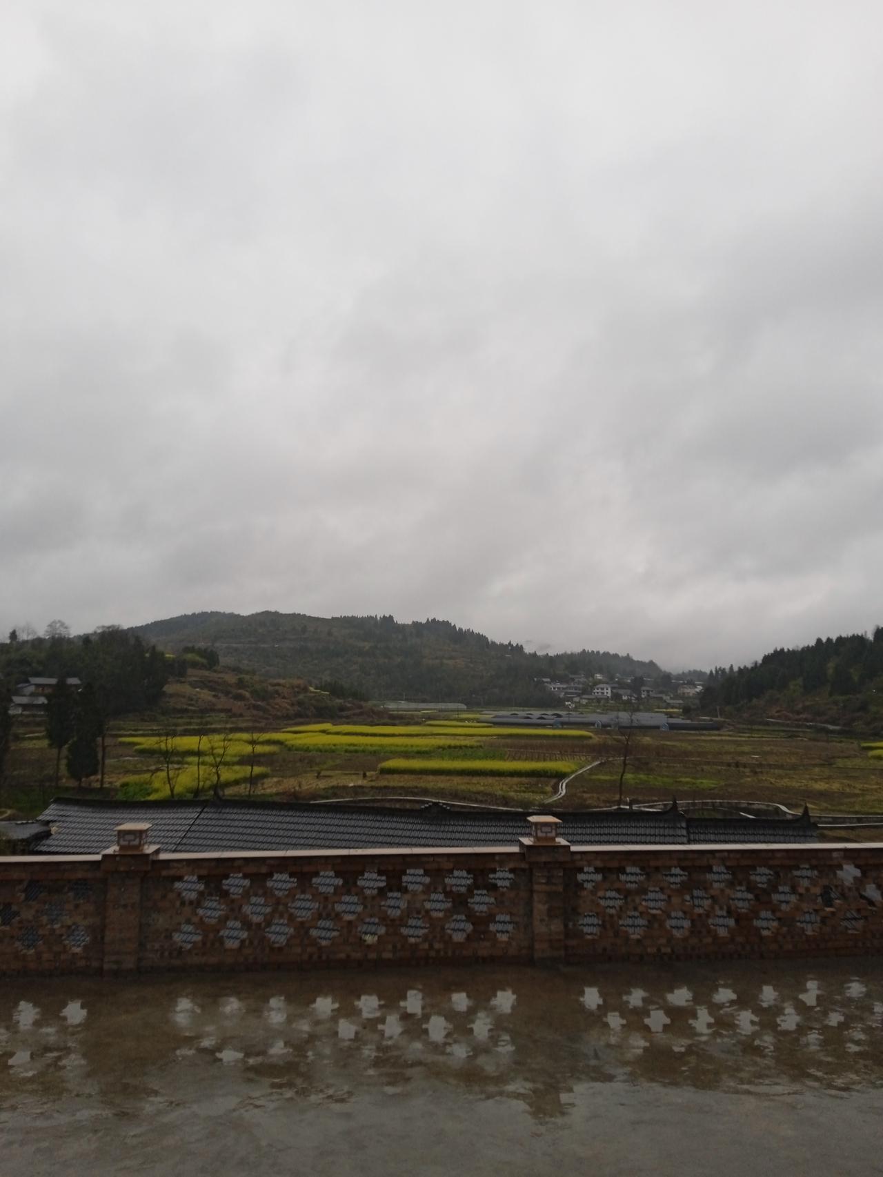 一个人独居的你在上床睡觉前，会再检查一遍窗户房门有没有锁好吗？
就算上床躺下睡了