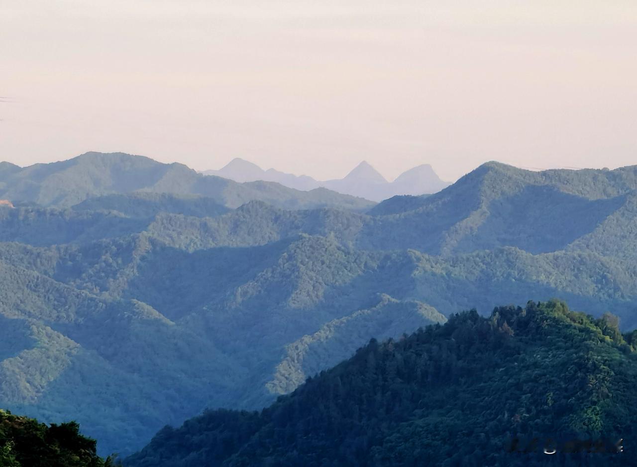 雨后黄昏，秦岭如洗。王维诗云“太乙近天都，连山接海隅” ，果然名不虚传。极目远眺