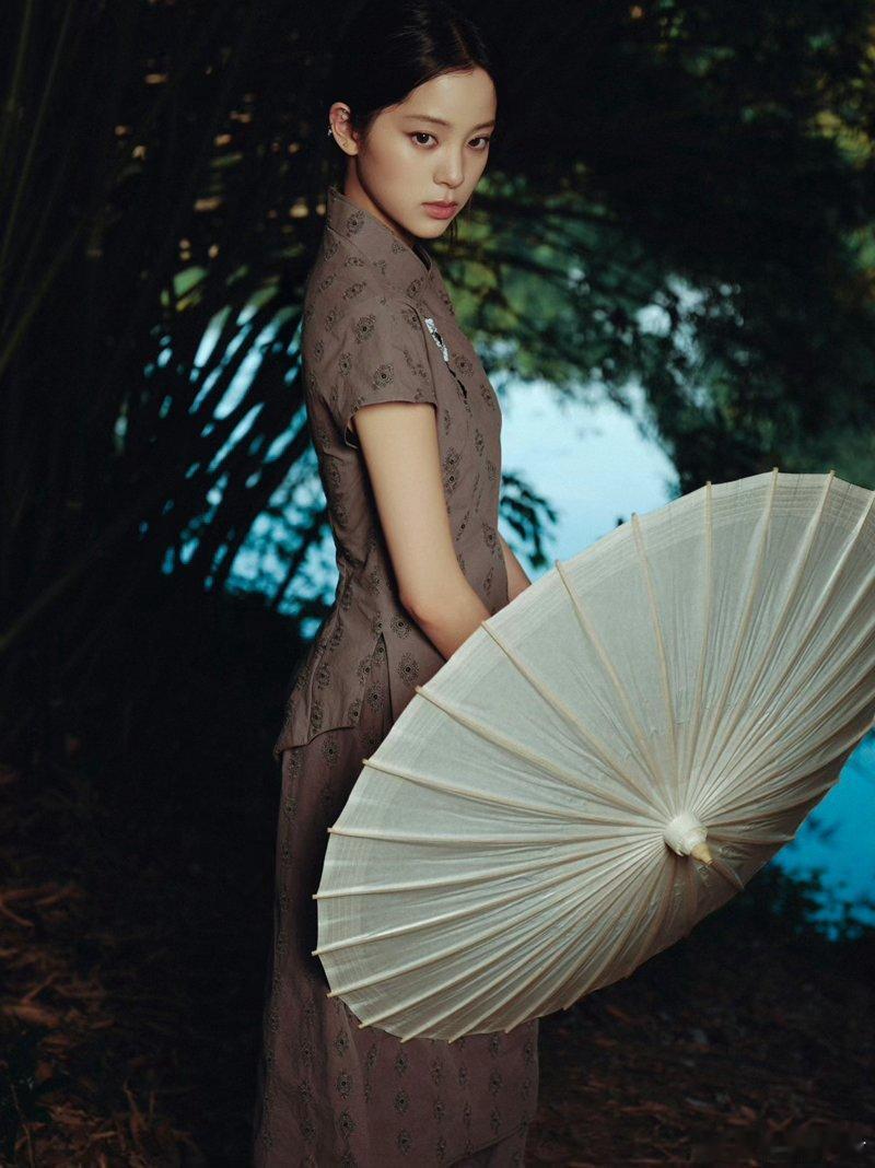 欧阳娜娜竹林旗袍造型美神降临 美神降临定格竹林瞬间，新中式旗袍自带清冷仙气，细腻