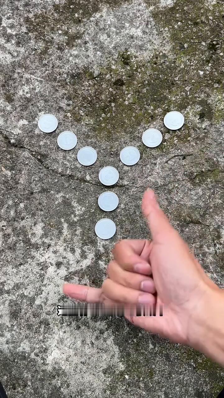 硬币无中生有谜题。
据说这就是连科学都无法解释的硬币反自然现象。接下来仔细看，这