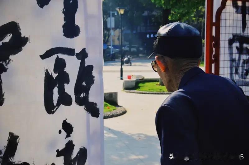 独君诗一首
昨天顽童今日翁，
岁月如梭快如风。
人生自古谁不老，
留得丹心伴清风