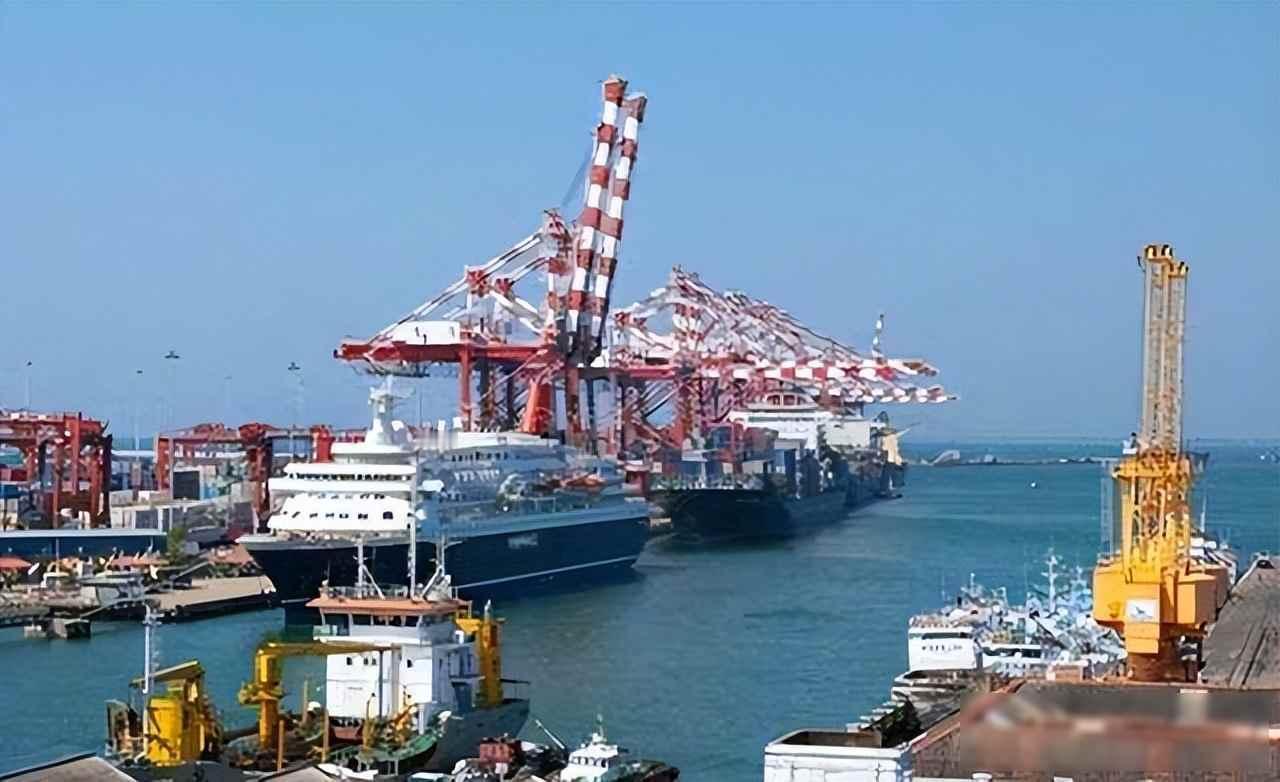 印度急眼、斯国悔约又认怂！
汉班托塔港99年租约——
中国的“合同字句”，咋成了