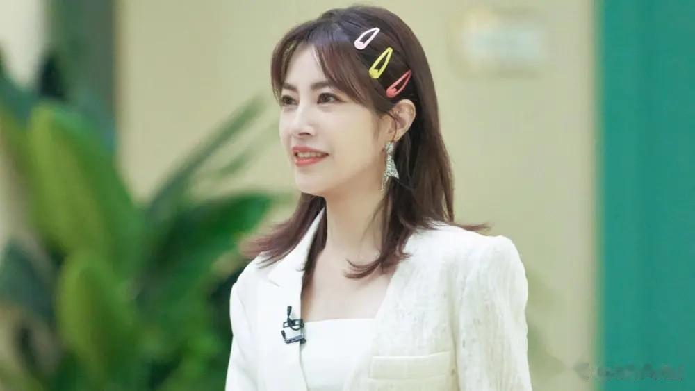 说起这届“浪姐”在开播前，备受期待的选手名单中徐怀钰的呼声很高。
毕竟上一届王心