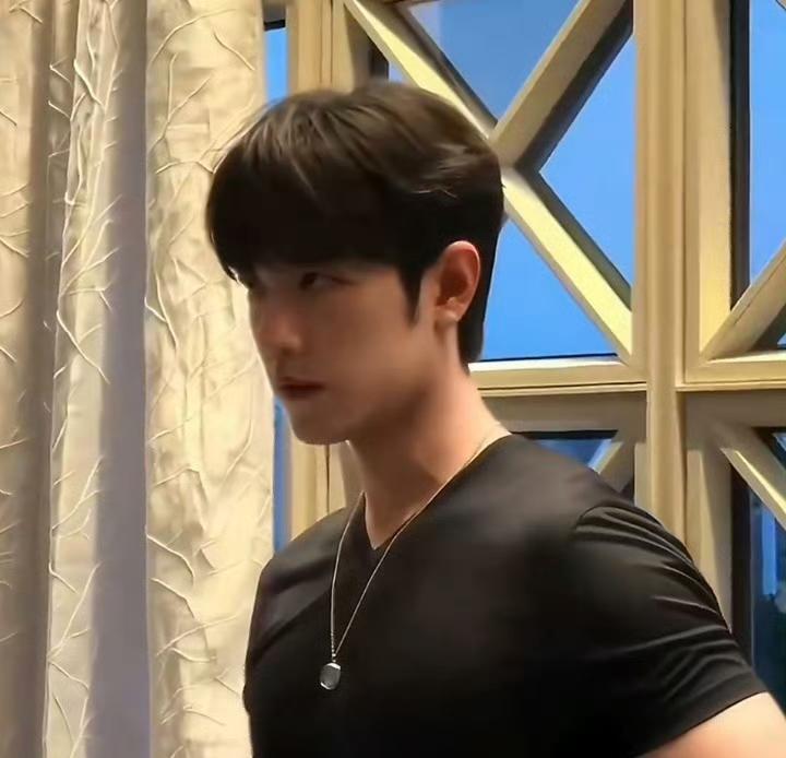 肖战，顺产头。
哈哈哈，网友们太会联想啦。
肖战的新发型，因为很顺滑被称为顺产头