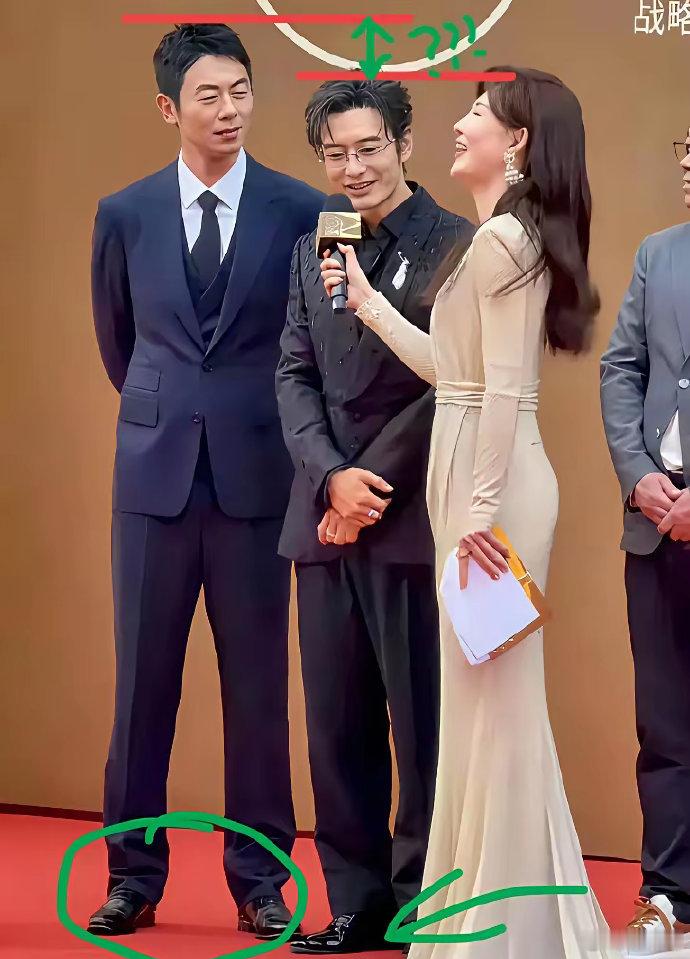 朱亚文、黄晓明同框，身高差引热议，是鞋跟秘密还是另有缘由？众说纷纭待解。 ​​​