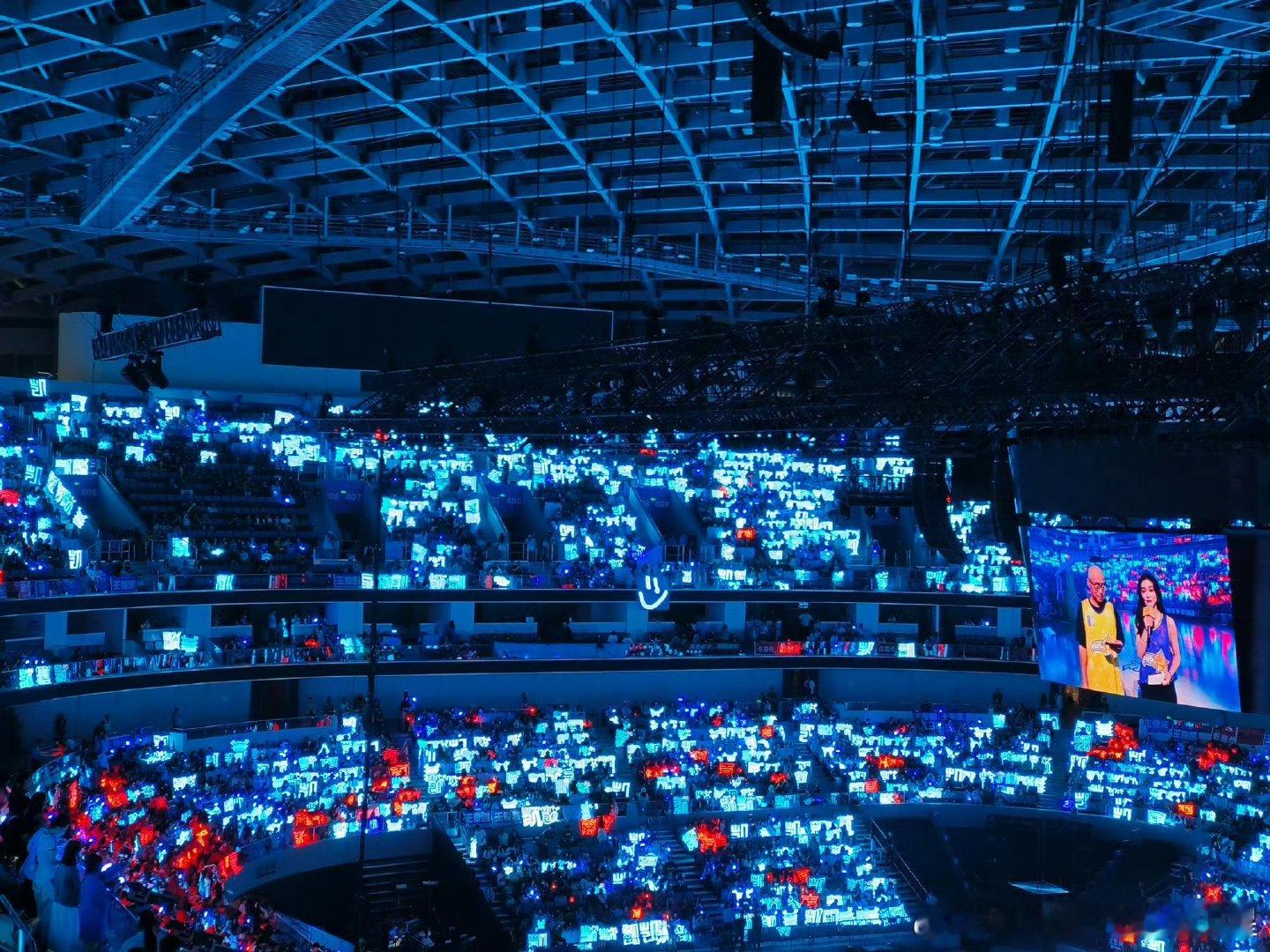 王俊凯蓝海亮起来了王俊凯聚星名人赛蓝海未战先热气氛爆棚，王俊凯NBA名人赛蓝海耀