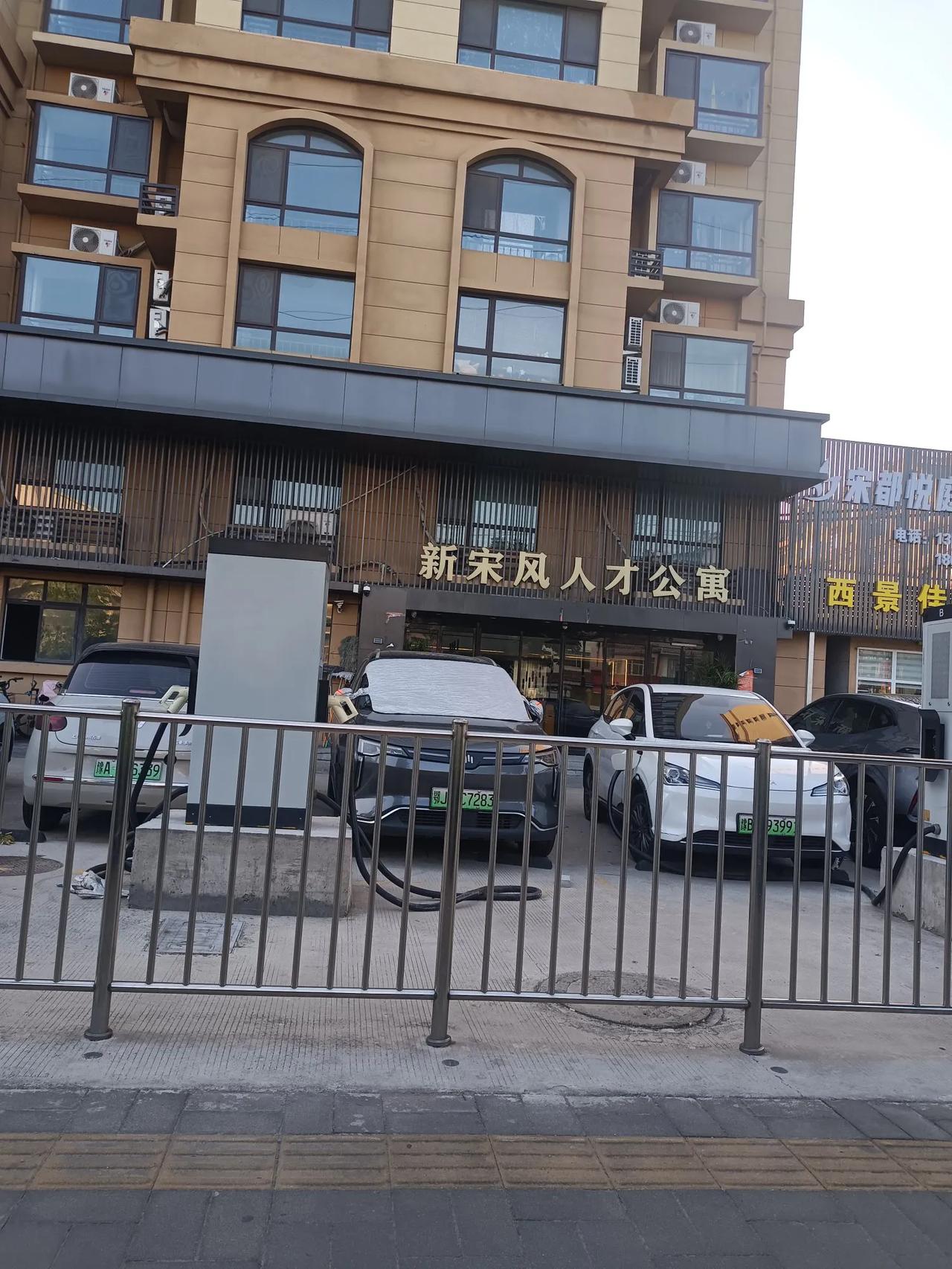 散步走到这里
急着上大号
想着能借用一下卫生间
结果不提供
没办法
又跑了一公里