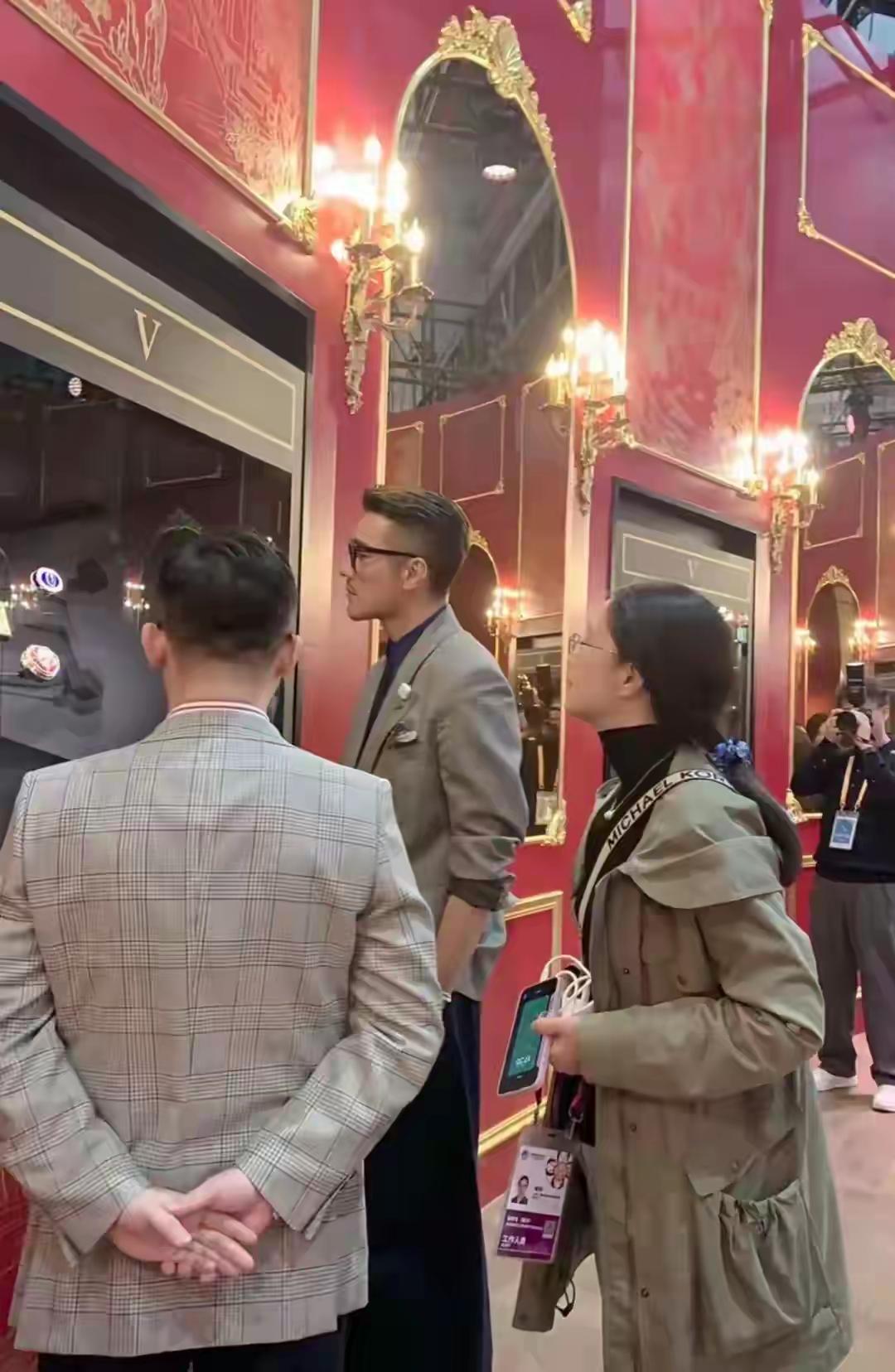 11月7日，胡兵偶遇何超琼，真是太炸裂了！这几天上海进博会是热闹非凡，名人大腕齐