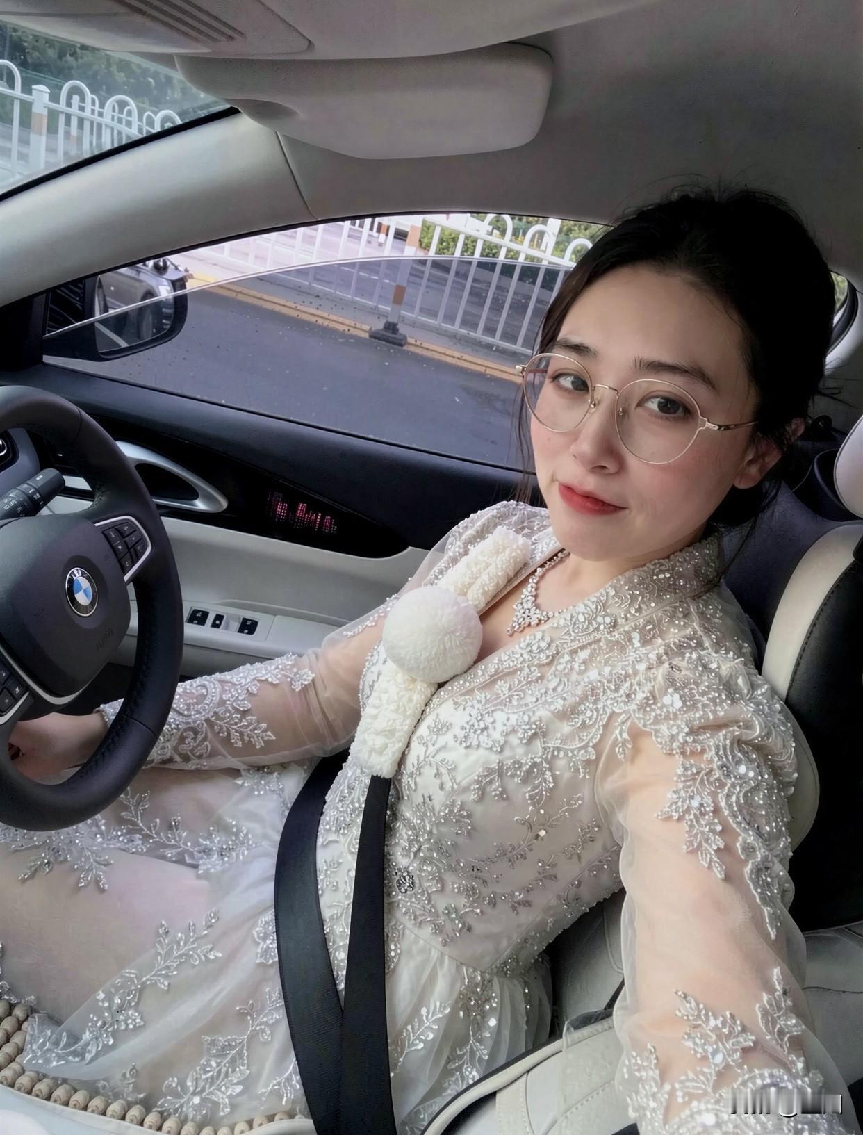 什么样的脸才能成为素颜美女呢?恰到好处的微笑能让平凡容颜焕发光彩；明亮有神的眼睛