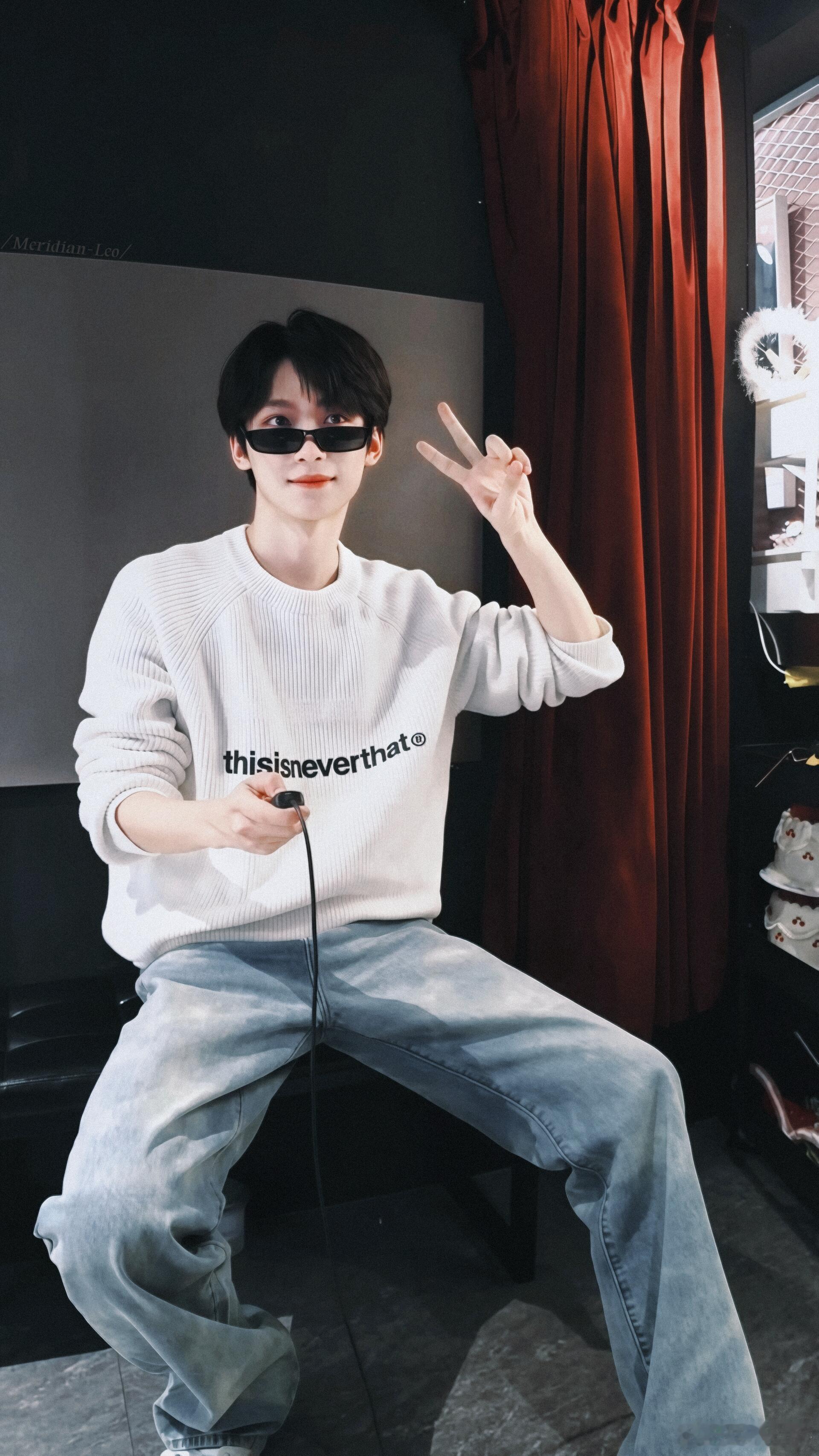 收藏梓渝的人生18格，把少年的温柔与耀眼，一帧帧存进心底。干净眉眼、清澈嗓音、温