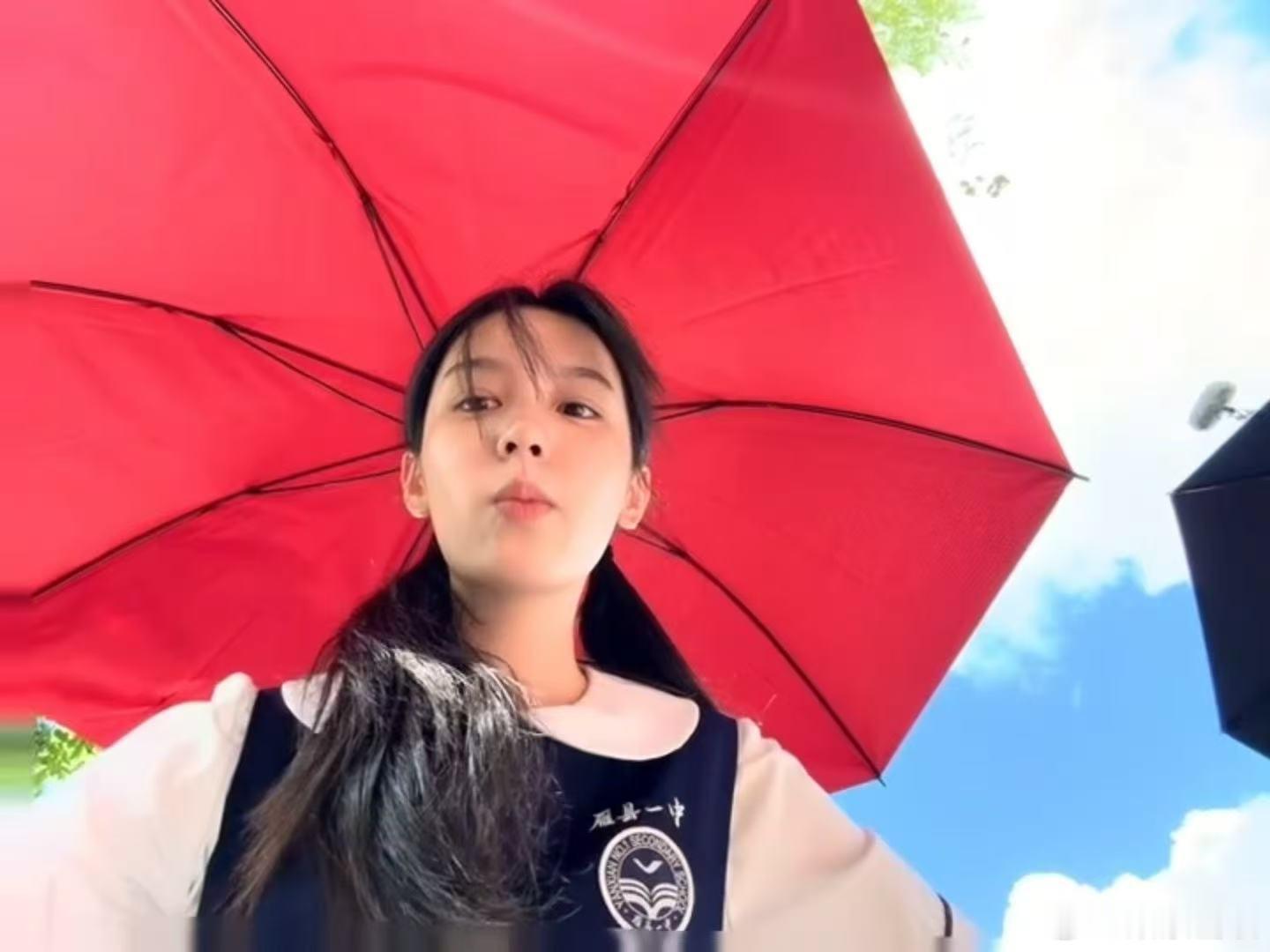 小酒窝演了周也小时候潮热雨季未解之谜 选角真的下功夫，小酒窝饰演周也的童年小林诗