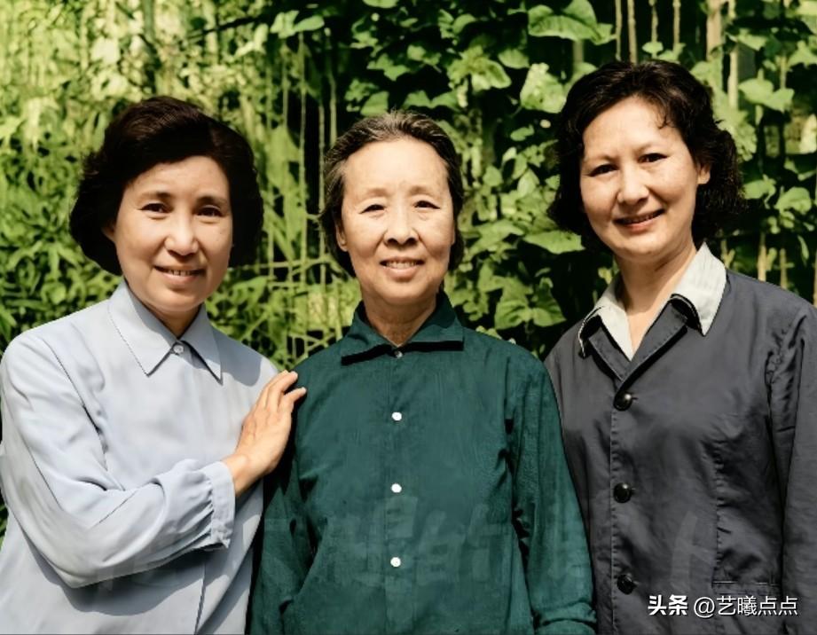 和豫剧大师陈素真（中）合影的是一对著名演员京剧姐妹花，她俩在舞台上的表现都很精彩