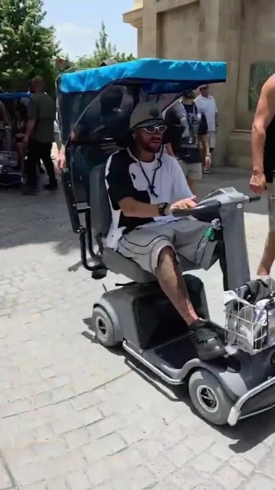 【内马尔世界杯争议征召惨淡收场后，被拍到在环球影城开代步车】

巴西传奇球星内马