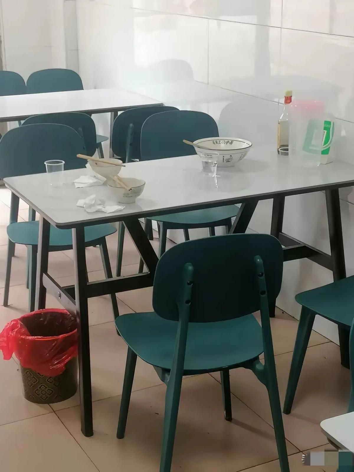 以前经常有一女顾客来我们这吃面，但自从我问了她工作是干嘛的，就再也没有见过她了。