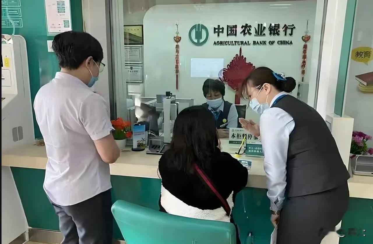 存了五年的40万到期，
兴冲冲跑去银行，
结果被当头浇了一盆冷水。

柜员两手一